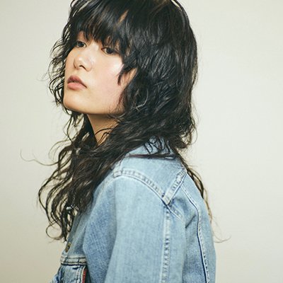 ウェーブ＆ウルフでクールに！骨格カバー抜群な地毛風カラーの個性派ミディ｜最旬ヘアカタログ