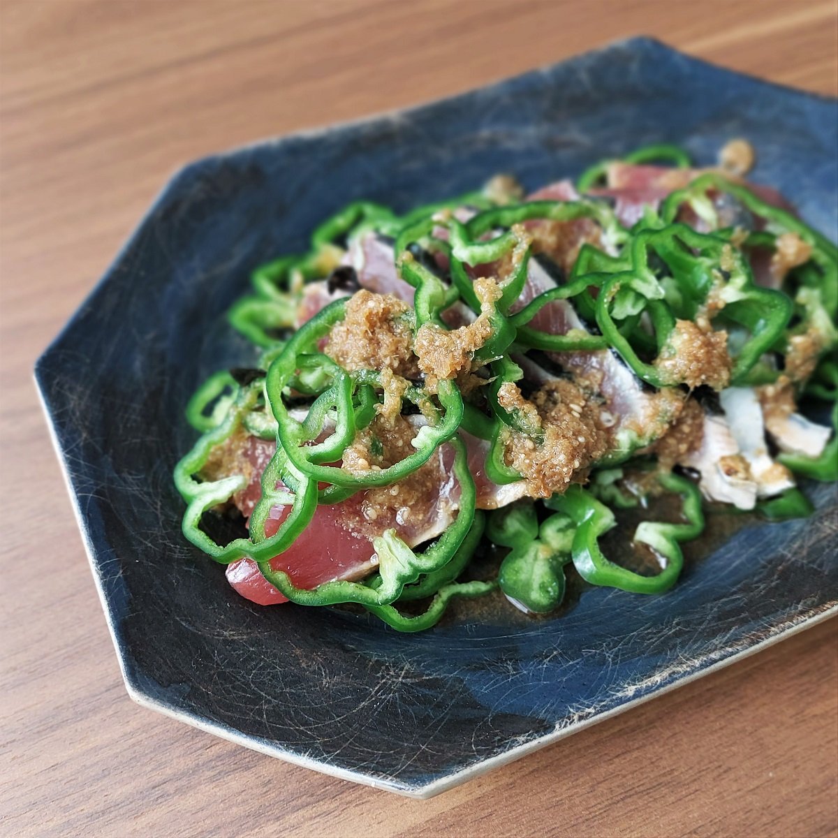 肌サビ撃退＋貧血予防にも効くおつまみサラダ！「鰹のたたきとパリピ」【Today’s SALAD #242】