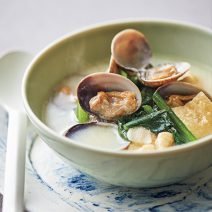 貧血改善レシピ｜豆乳ベースのだしに、鉄分リッチな食材ずくめの超簡単スープ