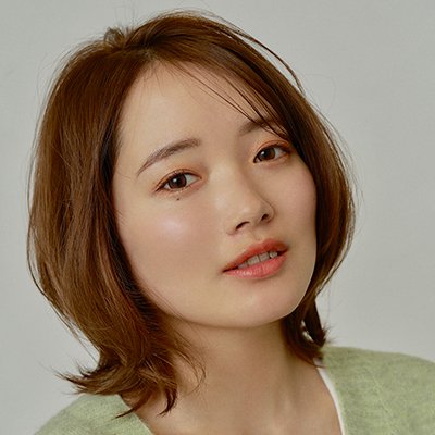 ペタ毛にメリハリを！アッシュベージュ＆爽やか印象のくびれボブ｜最旬ヘアカタログ