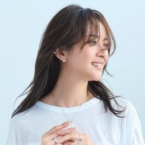 ブシュロン キャトル ダブルホワイトは透明感のあるクリーンな美しさを放つ 【グラン世代を美しくする「肌映えウォッチ＆ジュエリー」第14回『ブシュロン キャトルダブルホワイト』】