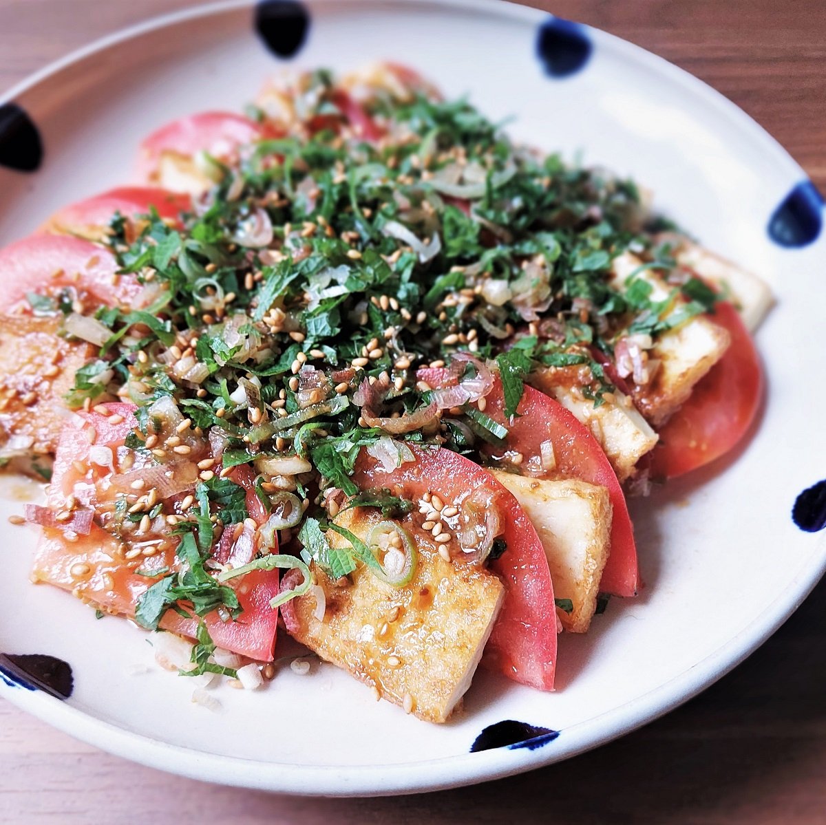 蒸し暑い季節こそ、爽やかな香味野菜を味方に！「薬味ぶっかけ和風カプレーゼ」【Today’s SALAD #246】