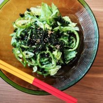 生ピーマンをプラスして食感も栄養価もアップ！「サラダ菜とパリピのチョレギ風サラダ」【Today’s SALAD #248】