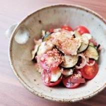 野菜不足解消はみずみずしい夏の茄子を生のまま！「なすとみょうが、ミニトマトの爽やかエスニックサラダ」【Today’s SALAD #249】