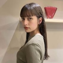 グレージュカラーで上品に！ぷっつんロングはグラデーションが気分｜最旬ヘアカタログ