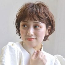 オン眉＆パーマで大人可愛く！夏を楽しめるピンクベージュのショートボブ｜最旬ヘアカタログ
