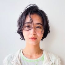 クセを活かして印象チェンジ！立体感パーマ＆長めバングのショートボブ｜最旬ヘアカタログ