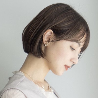 首元すっきり！時短でもまとまる、サンドベージュのグラボブ｜最旬ヘアカタログ