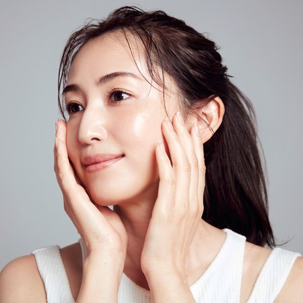 「夏の終わりこそ洗顔が大事」有村実樹流 夜の洗顔・クレンジング作法｜おすすめアイテムも紹介