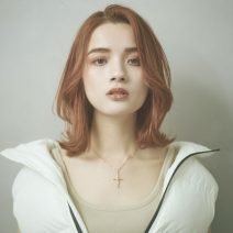 オレンジブラウンで美肌見せ！クール印象の外ハネくびれミディ｜最旬ヘアカタログ