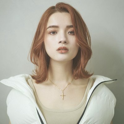 オレンジブラウンで美肌見せ！クール印象の外ハネくびれミディ｜最旬ヘアカタログ