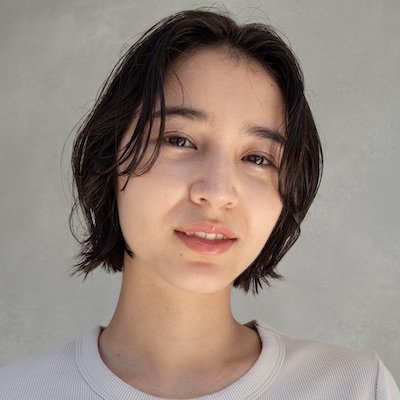 クセを活かしてお洒落ヘアに！グレージュカラーの大人のカジュアルボブ｜最旬ヘアカタログ
