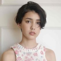 骨格カバーもできる！ニュアンスバングのヘルシーショート｜最旬ヘアカタログ