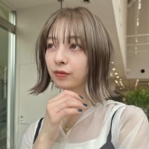 重めの外ハネがポイント！オリーブ＆イヤリングカラーのライン感ボブ｜最旬ヘアカタログ