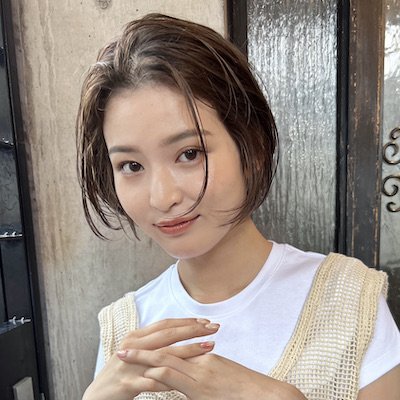 ラフな耳掛けでお洒落な抜け感に！アッシュベージュの柔らか見せボブ｜最旬ヘアカタログ