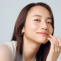 モデルの伊原 葵さんがオフの日の“美すっぴんメイク”を披露｜盛れる“バズ美肌”の作り方
