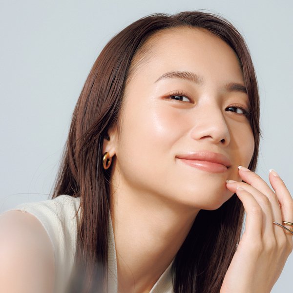 モデルの伊原 葵さんがオフの日の“美すっぴんメイク”を披露｜盛れる“バズ美肌”の作り方