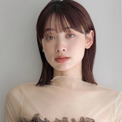 旬のレッドカラーでキュートに！モードカジュアルなストレートロブ｜最旬ヘアカタログ