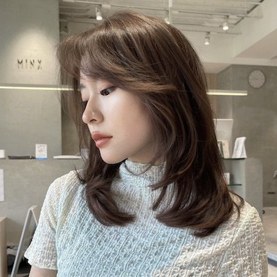 上品＆華やか印象に！グレージュカラーの毛流れ美人ミディ｜最旬ヘアカタログ