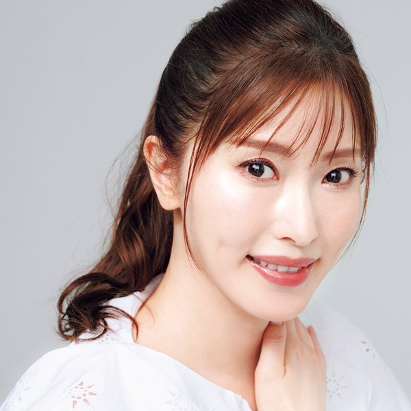 使用アイテム全部見せ！ スキンケアのプロ 咲丘恵美さんが作る、素肌のキレイさを生かした“発光美肌”