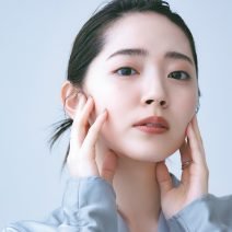 塗るだけで小顔＆美肌に！ 2023秋冬の最新ベースメイクの正解の組み合わせは？｜人気H&Mが提案