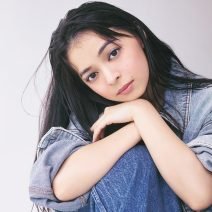上國料萌衣さん「ブルーメイク×デニムのリンクがかわいい♡」｜人気H&Mが最旬秋メイクを提案