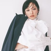 グレーのスモーキーアイが最旬！ デコラティブなファッションに合わせて♪｜人気H&Mが最新秋メイクを提案