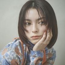 長め前髪＆顔まわりレイヤーで垢抜け！こっくりカラーのシンプルボブ｜最旬ヘアカタログ
