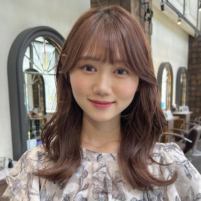 小顔見せ、面長カバーも！リバース巻きでつくるゆるふわセミロング｜最旬ヘアカタログ