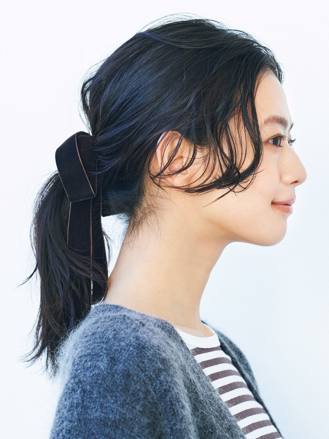 【2025最新】ロングヘアに似合う前髪アレンジ！8つ簡単な方法を紹介 | 美的.com
