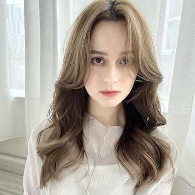 小顔見せを叶える大人の韓国ヘア！ハイトーンカラーのくびれロング｜最旬ヘアカタログ