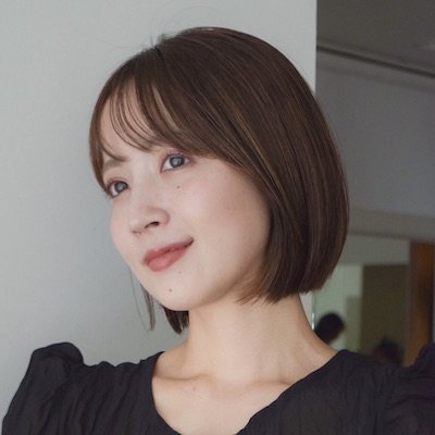シースルーバングで抜け感と大人見せ！柔らかカラーの丸みボブ｜最旬ヘアカタログ