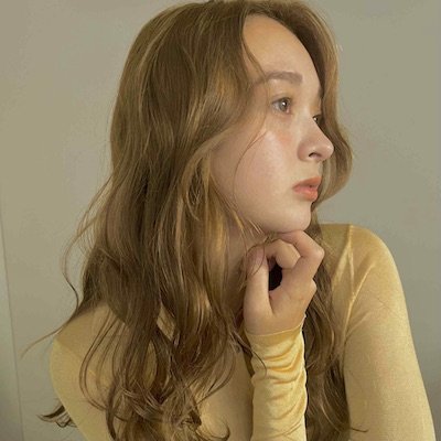 クセ毛を活かせる！パーマ＋マスタードカラーで柔らか印象のロング｜最旬ヘアカタログ