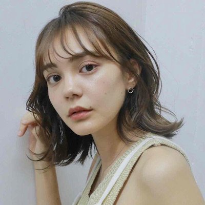 時短でも柔らか印象でお洒落に！透明感UPのアッシュベージュレイヤーミディ｜最旬ヘアカタログ