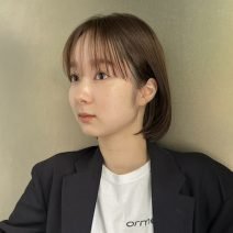 扱いやすくお洒落に差がつく！柔らか寒色のストレートボブ｜最旬ヘアカタログ