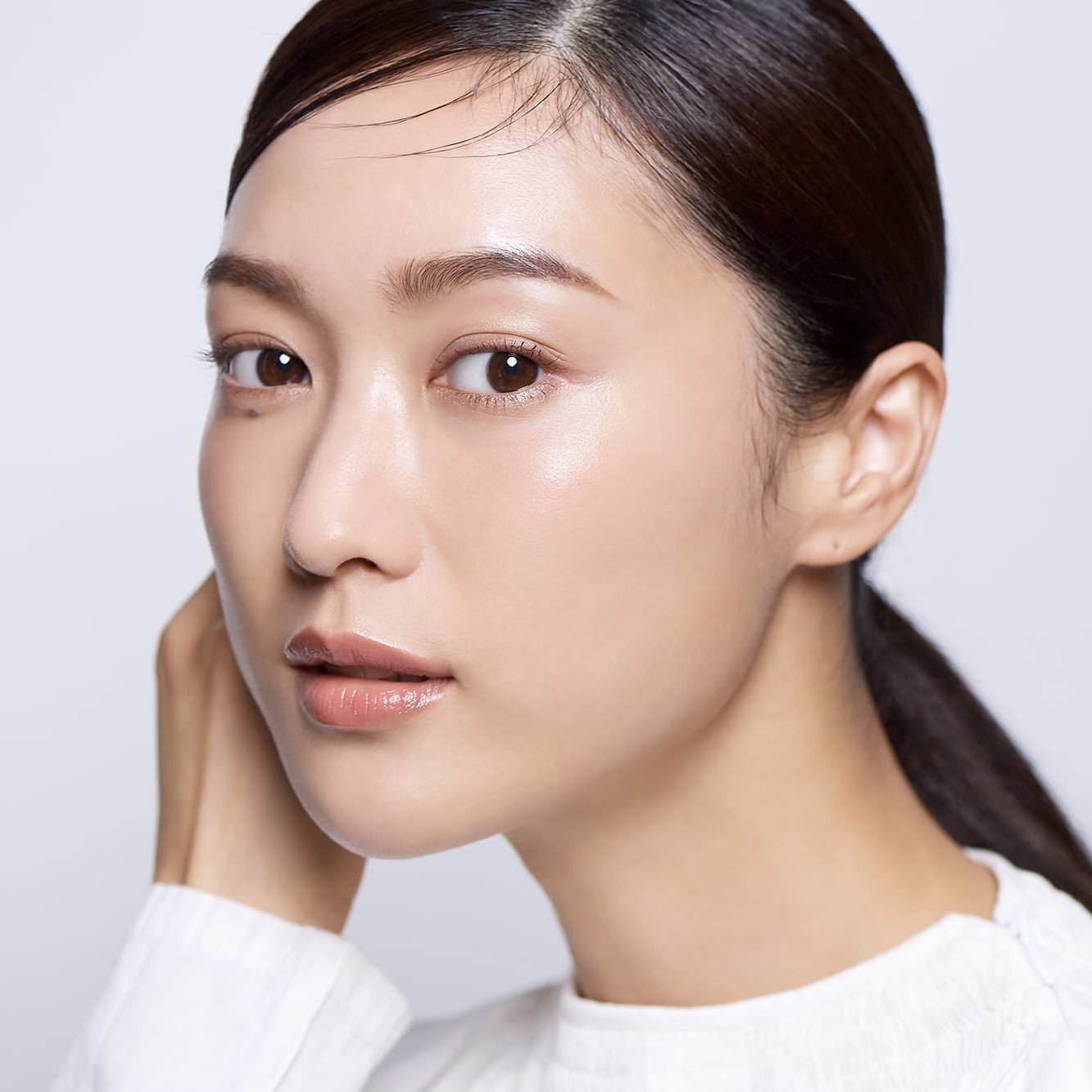 大人の肌づくり、ちゃんとできてる？Vol.2｜毛穴レスなツヤ肌を「クッションファンデーション」でかなえるプロの技とは？