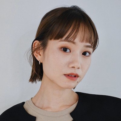 顔まわりレイヤーでお洒落＆骨格カバーも！ワイドバングのストレートボブ｜最旬ヘアカタログ