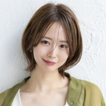 面長さん・丸顔さんに！ベージュカラー＆長め前髪のひし形ショートボブ｜最旬ヘアカタログ