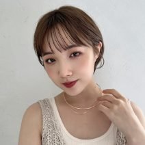 もみ上げニュアンスが可愛い！顔型をカバーする、シースルーバングのショートボブ｜最旬ヘアカタログ