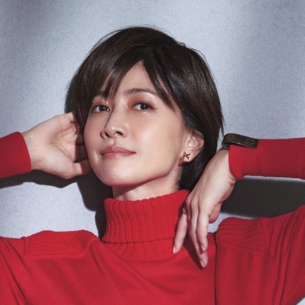内田有紀 in ルイ・ヴィトン。ファッションと香りを味方につけながら、今日も前を向く｜美的GRAND
