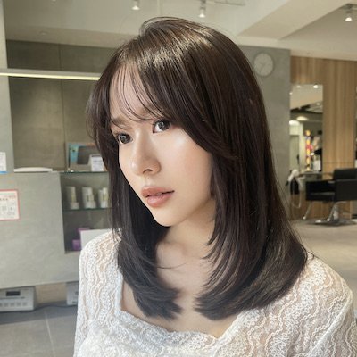グレージュカラーで艶やかに！扱いやすさ抜群の女っぽレイヤーミディ｜最旬ヘアカタログ