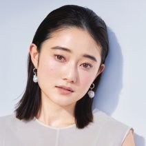 椎名美月さんの“盛れたベストコスメ”｜美肌を育む料理本が話題に！“素肌見え”する極上ベース3選