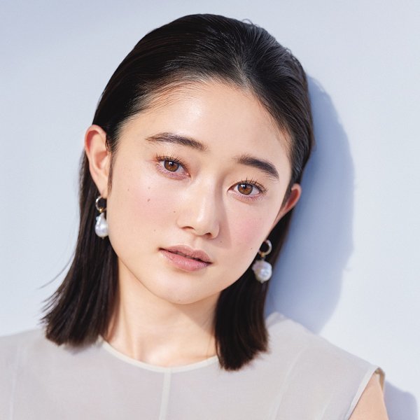 椎名美月さんの“盛れたベストコスメ”｜美肌を育む料理本が話題に！“素肌見え”する極上ベース3選