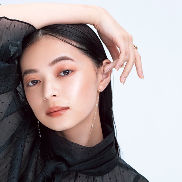 アディクションの春新色コスメで最旬メイク｜ブルーのアクセントで“強さ”と表現！ メイクのポイントは？