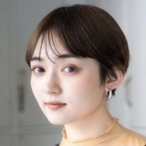 印象をぱっと明るく！透明感カラー＆かわいくコンパクトな丸みショート｜最旬ヘアカタログ