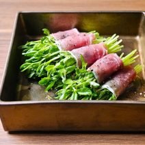 栄養価の高い豆苗をしゃきしゃき生食で。おもてなしの一品にも「豆苗と柿の生ハム巻き」【Today’s SALAD #268】