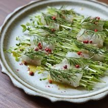 高たんぱく低脂肪の白身魚を美肌野菜とともに「平目の豆苗巻きカルパッチョ」【Today’s SALAD #271】
