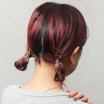 カジュアルに楽しむ人気のツインスタイルは三つ編みで作れば簡単！【ヘアアレンジ基本のき・サロンスタッフ版】
