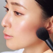 頬の余白を埋めて小顔見せ！ プロ直伝の今すぐマネできる超簡単テクを大公開！