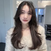 重めベースでも柔らかいムードに！ハイレイヤーのデザインロングヘア｜最旬ヘアカタログ